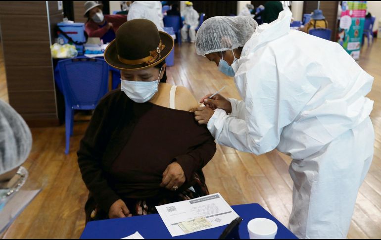 BOLIVIA. Un punto de vacunación en la Escuela Militar de Ingeniería, en La Paz.