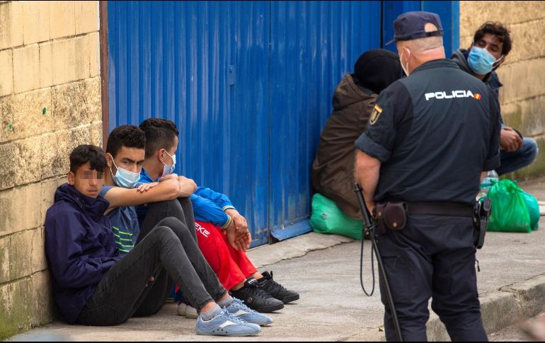 Las autoridades española se centran en la atención de los 850 menores de edad que llegaron de manera irregular los últimos días, procedentes de Marruecos. EFE / B. Lorenzo