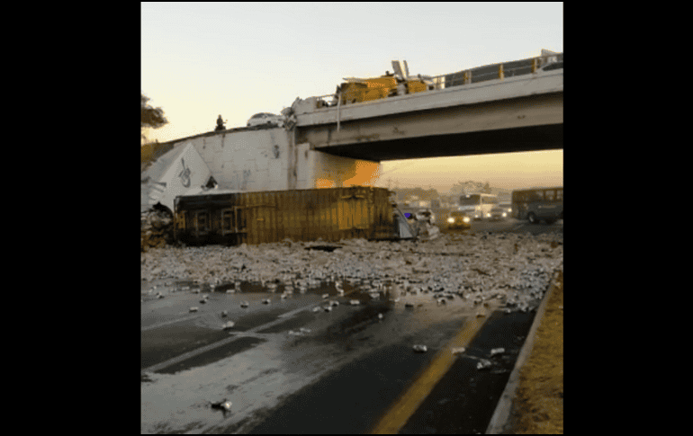 El percance vial provocó el cierre de la Carretera a Chapala con rumbo al aeropuerto. ESPECIAL