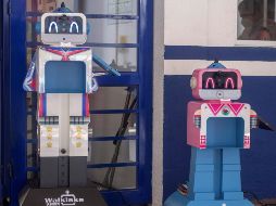 Dos robots Benebot que se prueban en la ciudad de Querétaro. EFE/S. Ángerles