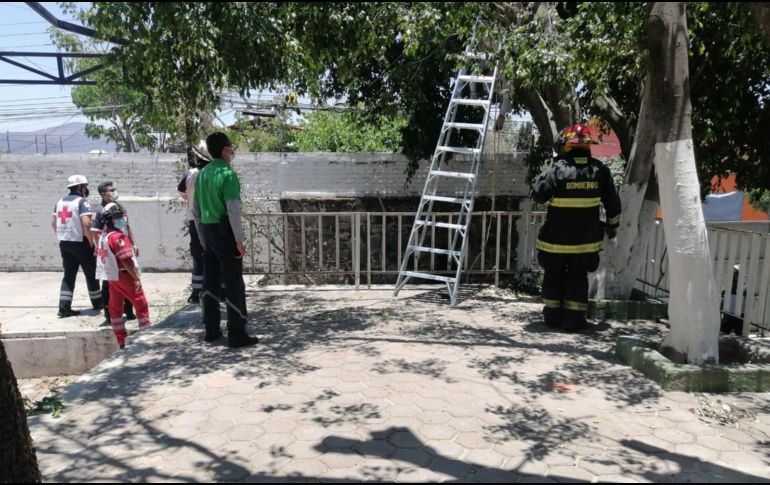 Bomberos de Guadalajara acudieron al lugar donde el hombre se electrocutó. ESPECIAL/ Protección Civil y Bomberos GUadalajara