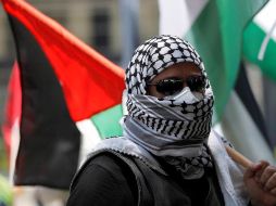 Un grupo de palestinos residentes en Panamá protestan exigiendo paz y justicia por los ataques en Gaza frente a la embajada de Israel. EFE/B. Velasco