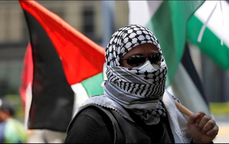 Un grupo de palestinos residentes en Panamá protestan exigiendo paz y justicia por los ataques en Gaza frente a la embajada de Israel. EFE/B. Velasco