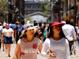 Ante el ambiente caluroso se recomienda tomar abundantes líquidos, vestir con colores claros y utilizar filtro solar. NTX/ ARCHIVO