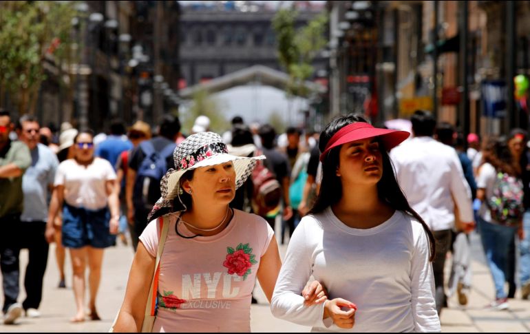 Ante el ambiente caluroso se recomienda tomar abundantes líquidos, vestir con colores claros y utilizar filtro solar. NTX/ ARCHIVO