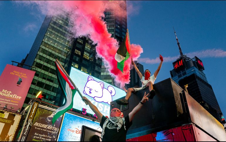 Personas de ambos bandos intercambiando golpes y lanzándose objetos, mientras que las cargas policiales trataban de contener los enfrentamientos. AP/C.Ruttle
