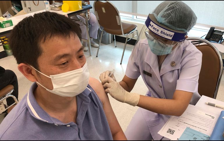 En Tailandia, muchos tienen miedo de vacunarse por temor a los efectos secundarios de la vacuna de AstraZeneca, que es la que se ofrece en la campaña de este distrito. AP / F. Ting