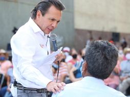En la colonia Ferrocarril el candidato aseguró que se rehabilitarán las vialidades de la zona. ESPECIAL