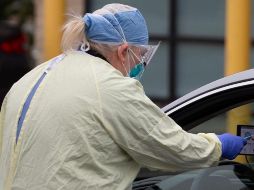 Trabajadores sanitarios realizan una prueba de COVID-19. EFE/ARCHIVO