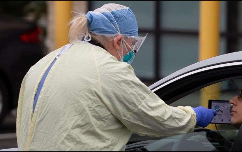 Trabajadores sanitarios realizan una prueba de COVID-19. EFE/ARCHIVO