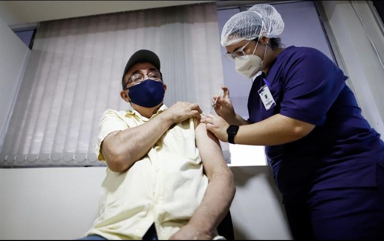 Personal médico trabaja en la jornada de vacunación contra el COVID-19 en el Centro Médico La Costa de Asunción, Paraguay. EFE/N. Aguilar