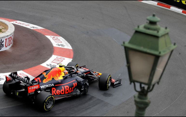 En una accidentada Q3 para el Gran Premio de Mónaco, el piloto tapatío Sergio ''Checo'' Pérez arrancará noveno en la carrera del domingo. AP / L. Bruno