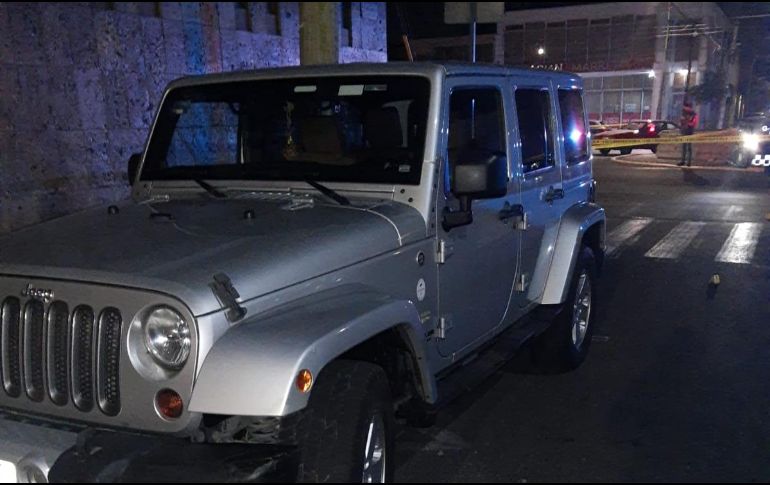 Al parecer, un grupo de personas con armas de fuego abordó a la víctima para tratar de despojarla de su vehículo, un Jeep Wrangler plata. ESPECIAL