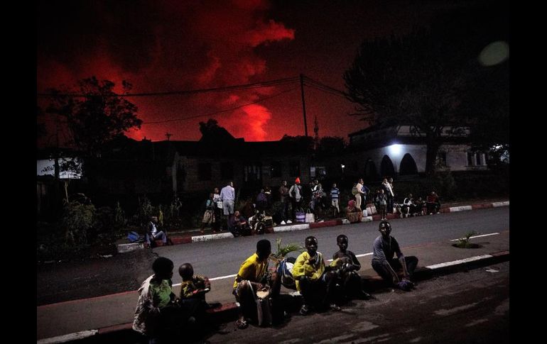 Los habitantes de la ciudad, algunos claramente en pánico, se dirigían a sus casas precipitadamente o miraban con preocupación en dirección al cráter. EFE/H. Kinsella