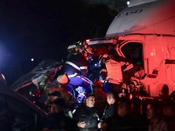 El automóvil tipo Kia color blanco quedó prensado bajo la cabina del tráiler. SUN/ARCHIVO