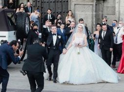 Al salir de la boda, “Canelo” y su esposa saludaron a los presentes, al tiempo que se dieron un beso frente a todos. EL INFORMADOR/G. Gallo