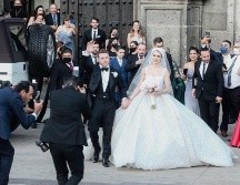 Al salir de la boda, “Canelo” y su esposa saludaron a los presentes, al tiempo que se dieron un beso frente a todos. EL INFORMADOR/G. Gallo