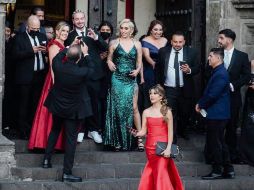 Alguien que arribó de manera tardía a la misa fue J Balvin (c), quien se dio tiempo de saludar a los curiosos que esperaban atrás de las vallas. EL INFORMADOR/G. Gallo