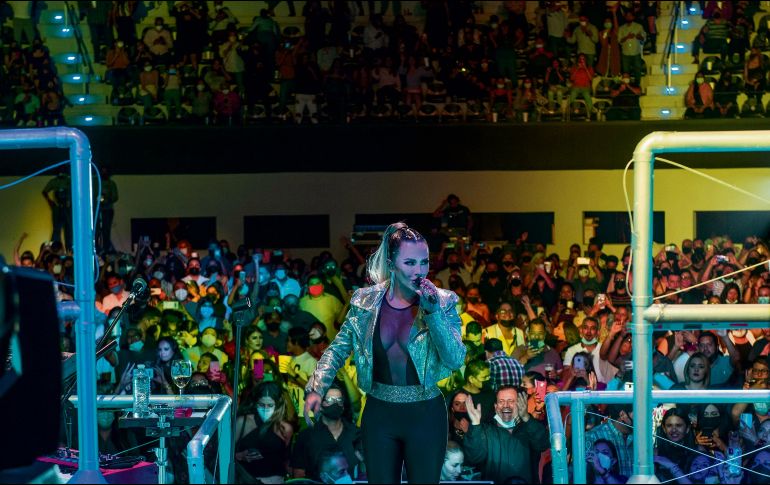 María José. La cantante luce impresionante en el escenario del Coliseo Centenario de Torreón. CORTESÍA/Seitrack