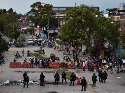 Hasta el viernes, mil 029 uniformados han sido lesionados y otro más fue asesinado durante las manifestaciones. AFP/L. Robayo