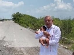 AMLO se acerca de nuevo a simpatizantes; besa a bebé