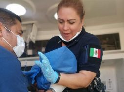 A la espera de los paramédicos, los policías auxiliaron a la mujer. ESPECIAL