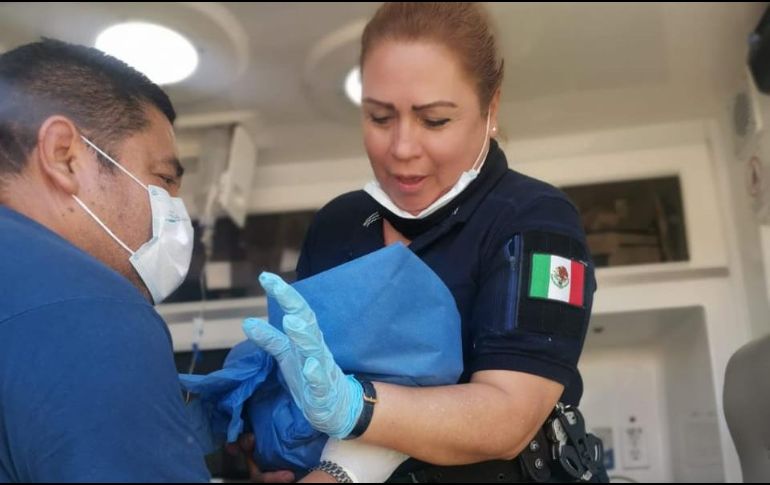 A la espera de los paramédicos, los policías auxiliaron a la mujer. ESPECIAL