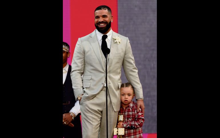DRAKE y su hijo adonis. El rapero obtuvo un reconocimiento a su trayectoria.