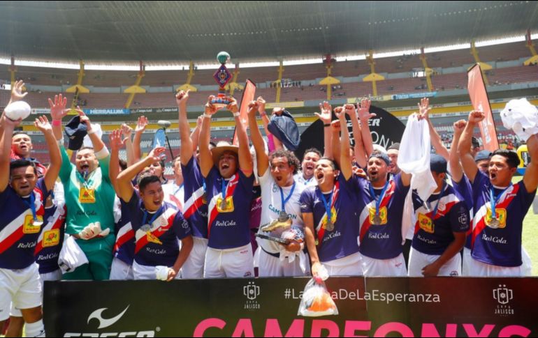 En la rama varonil Cihuatlán vino de atrás y se impuso 3-1 a Chapala para levantar el trofeo de campeón. TWITTER / @EnriqueAlfaroR