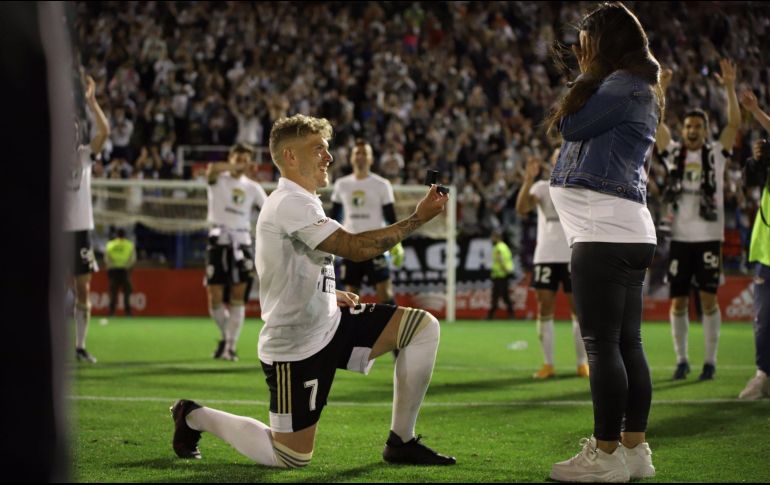 Juanma García le pidió matrimonio a su novia luego del ascenso que consiguió el club a la segunda división del futbol español. TWITTER/@LigActu