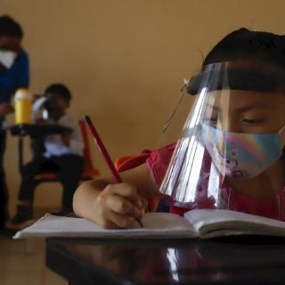 AMLO pide no exagerar ni cerrar escuelas por brotes de casos de COVID-19