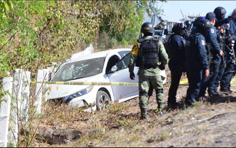 Elementos de la Guardia Nacional y policías estatales en la zona de la carretera donde fue asesinado el director de la Policía Estatal Preventiva de Sinaloa, Joel Ernesto Soto. EFE/S. Inzunza