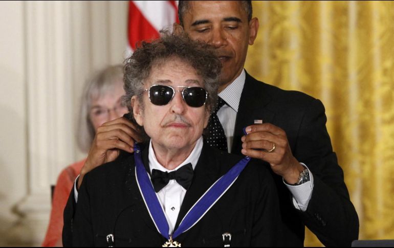 Bob Dylan recibiendo la medalla de la libertad. AP/ Archivo