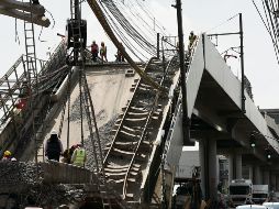 El vehículo aplastado por la trabe colapsada también ya fue retirado del lugar. AP / ARCHIVO