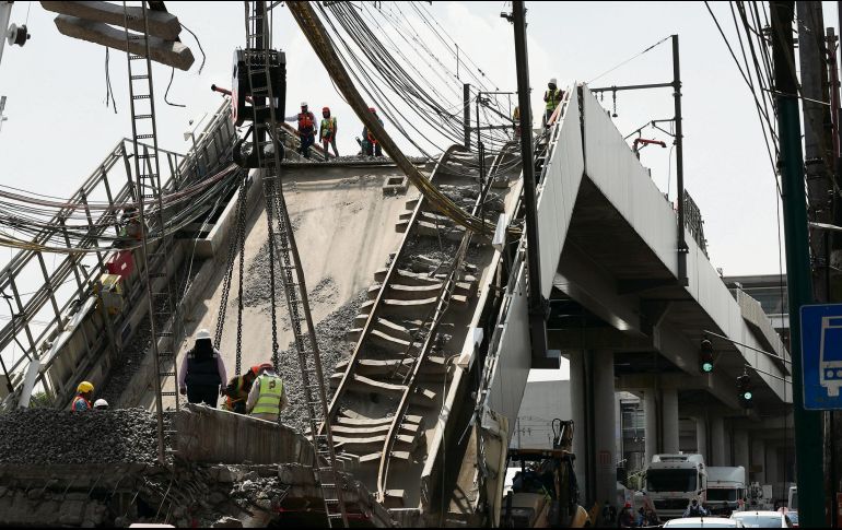 El vehículo aplastado por la trabe colapsada también ya fue retirado del lugar. AP / ARCHIVO