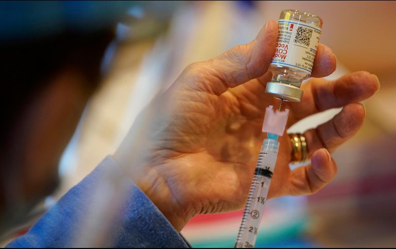 De ser aprobada, sería la segunda vacuna disponible en EU para adolescentes, después de que las autoridades reguladoras aprobaran uso de la vacuna de Pfizer y BioNTech. AP / ARCHIVO