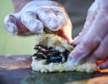 El chef estadounidense nacido en Hong Kong mostró cómo recolectar, cocinar y preparar cigarras como una forma de hablar sobre métodos alternativos de cultivo y alimentación. AFP/A. Caballero