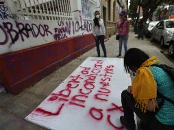 AMLO dijo que supuestamente los jóvenes tiraron bombas durante la manifestación y “eso no está bien”. EFE / ARCHIVO