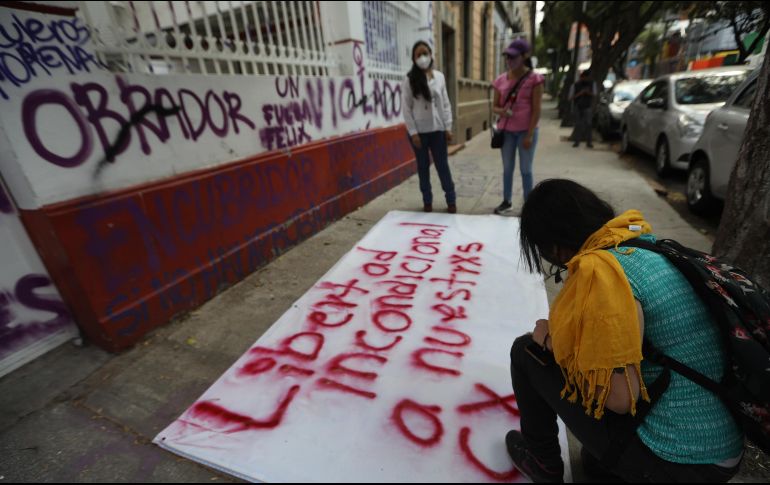 AMLO dijo que supuestamente los jóvenes tiraron bombas durante la manifestación y “eso no está bien”. EFE / ARCHIVO