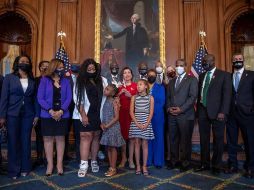 La presidenta de la Cámara de Representantes, Nancy Pelosi, y otros legisladores participan en una reunión con la familia del difunto George Floyd en el Capitolio de los Estados Unidos. EFE/S. Thew
