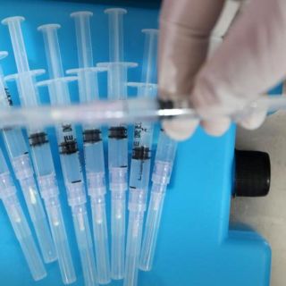 Estados Unidos logra vacunar a la mitad de sus adultos contra el COVID-19