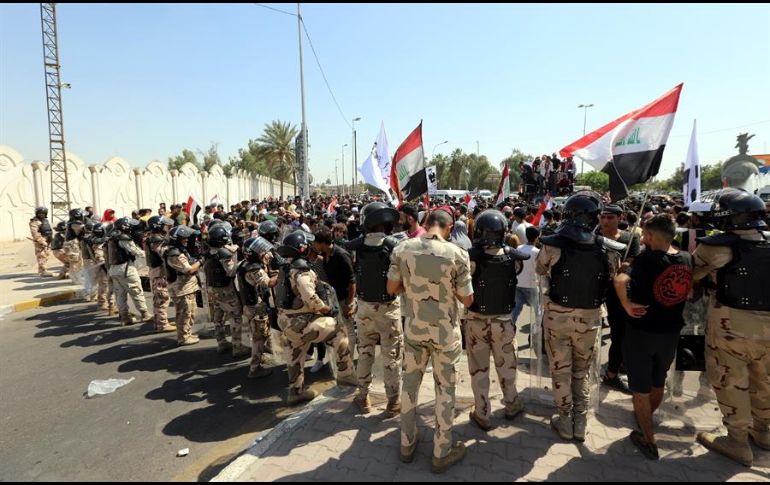Muchos de los manifestantes ondeaban banderas iraquíes y retratos de Ehab Wazni, un prominente activista asesinado en Karbala. EFE/A. Jalil