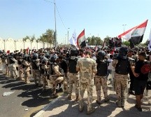 Muchos de los manifestantes ondeaban banderas iraquíes y retratos de Ehab Wazni, un prominente activista asesinado en Karbala. EFE/A. Jalil