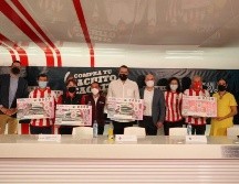 En estos billetes aparecen imágenes del Estadio Akron, la afición rojiblanca, Jorge Vergara y jugadores históricos del club. ESPECIAL/CHIVAS