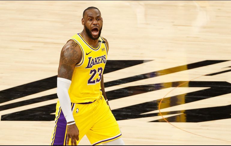 TIRA DEL CARRO. LeBron James sacó la experiencia para liderar a los Lakers. AFP