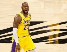 TIRA DEL CARRO. LeBron James sacó la experiencia para liderar a los Lakers. AFP