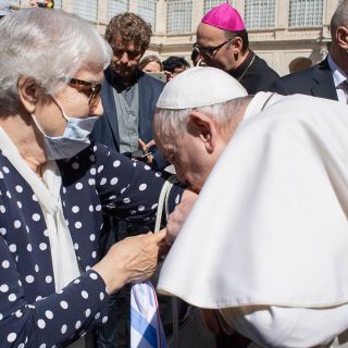 El Papa Francisco besa tatuaje en el brazo de sobreviviente de Auschwitz