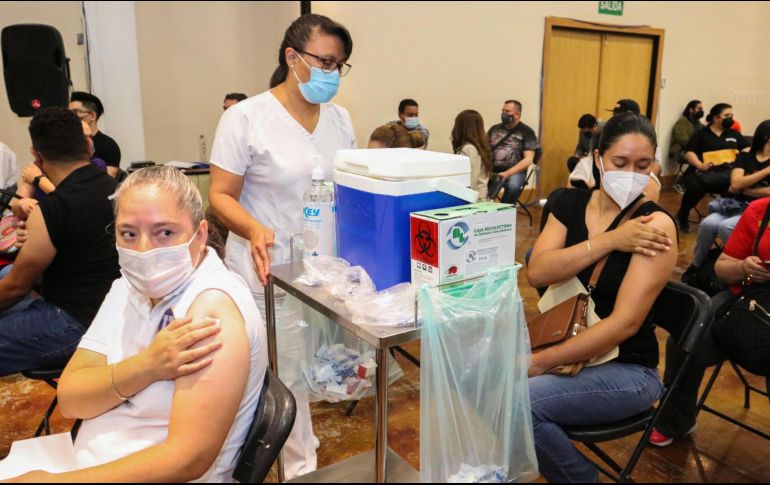 La información se dio tras difundirse en la prensa mexicana declaraciones de Zhu Tao, director científico de CanSino, en las que supuestamente advierte de que la vacuna pierde eficacia después de seis meses. EFE / SEP