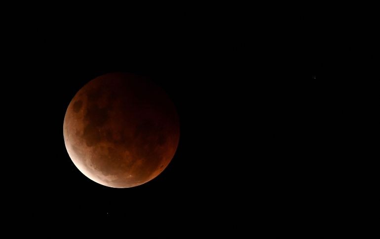 Así se vio la luna de sangre en Wollongong en Australia. EFE / D. Lewins