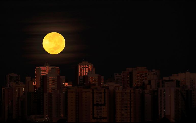 El eclipse visto desde Brasilia, Brasil. AP / E. Peres